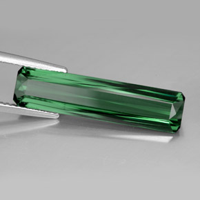 5.50カラットの天然グリーントルマリン（24.4×6 mm・エメラルドカット）