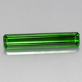 5.02カラットの天然グリーントルマリン（24.4×5 mm・エメラルドカット）