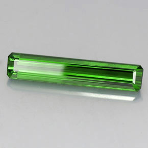 5.02カラットの天然グリーントルマリン（24.4×5 mm・エメラルドカット）