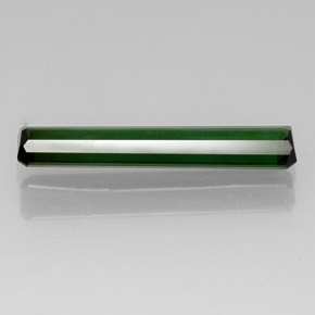 5.46カラットの天然グリーントルマリン（26.4×5.8 mm・エメラルドカット）