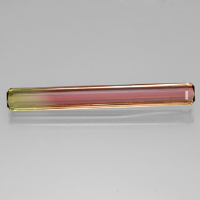 5.14カラットの天然バイカラートルマリン（38.4×4.4 mm・エメラルドカット）
