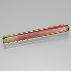 5.14カラットの天然バイカラートルマリン（38.4×4.4 mm・エメラルドカット）