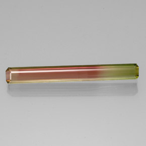 6.88カラットの天然バイカラートルマリン（36.9×4.6 mm・エメラルドカット）