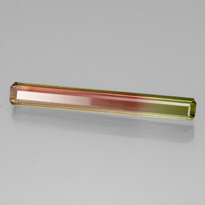 6.88カラットの天然バイカラートルマリン（36.9×4.6 mm・エメラルドカット）