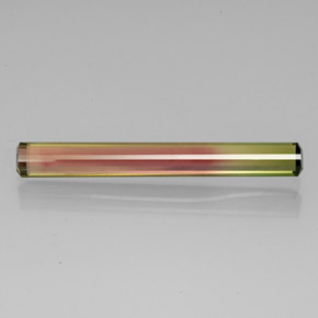 6.88カラットの天然バイカラートルマリン（36.9×4.6 mm・エメラルドカット）