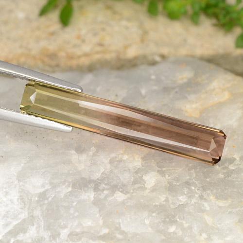4.87カラットの天然バイカラートルマリン（25.6×4.6 mm・エメラルドカット）