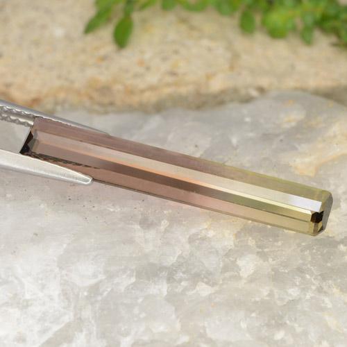 4.63カラットの天然バイカラートルマリン（26.8×4.9 mm・エメラルドカット）