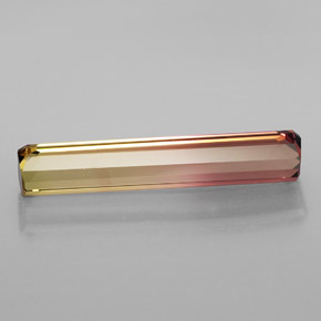 4.12カラットの天然バイカラートルマリン（22.2×4.2 mm・エメラルドカット）