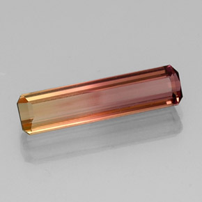 3.18カラットの天然バイカラートルマリン（17.7×4.4 mm・エメラルドカット）