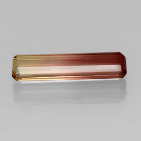 3.18カラットの天然バイカラートルマリン（17.7×4.4 mm・エメラルドカット）