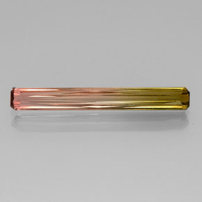 2.86カラットの天然バイカラートルマリン（26.8×3.4 mm・エメラルドカット）