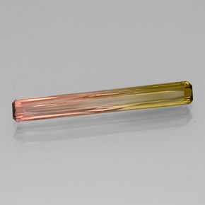 2.86カラットの天然バイカラートルマリン（26.8×3.4 mm・エメラルドカット）