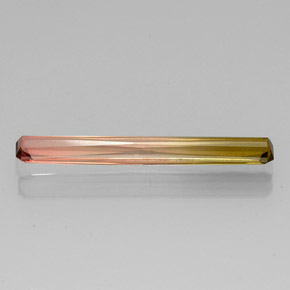 2.86カラットの天然バイカラートルマリン（26.8×3.4 mm・エメラルドカット）