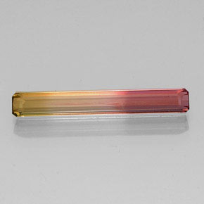 2.37カラットの天然バイカラートルマリン（24.1×3.4 mm・エメラルドカット）