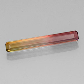 2.37カラットの天然バイカラートルマリン（24.1×3.4 mm・エメラルドカット）