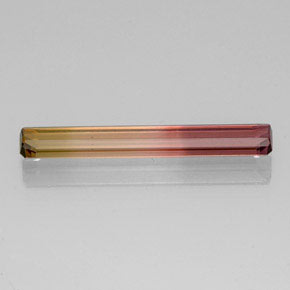 2.37カラットの天然バイカラートルマリン（24.1×3.4 mm・エメラルドカット）