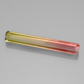 3.51カラットの天然バイカラートルマリン（29.3×4.3 mm・エメラルドカット）
