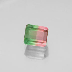 0.87カラットの天然バイカラートルマリン（5.3×4.7 mm・エメラルドカット）