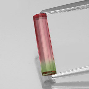0.81カラットの天然ウォーターメロントルマリン（11.8×2.8 mm・エメラルドカット）