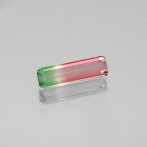 0.35カラットの天然ウォーターメロントルマリン（8.3×2.5 mm・エメラルドカット）