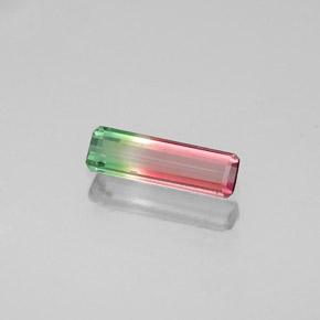 0.35カラットの天然ウォーターメロントルマリン（8.3×2.5 mm・エメラルドカット）