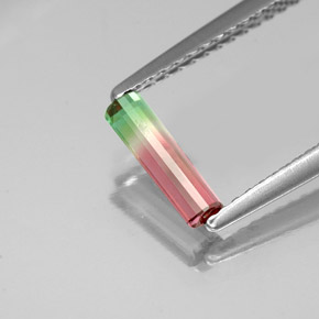 0.35カラットの天然ウォーターメロントルマリン（8.3×2.5 mm・エメラルドカット）