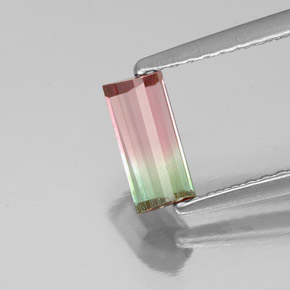 0.68カラットの天然ウォーターメロントルマリン（7.1×3.4 mm・バゲット）