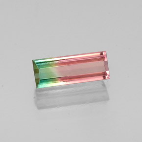 0.68カラットの天然ウォーターメロントルマリン（8×3.2 mm・バゲット）