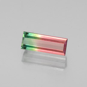 0.68カラットの天然ウォーターメロントルマリン（8×3.2 mm・バゲット）