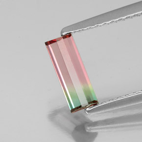 0.68カラットの天然ウォーターメロントルマリン（8×3.2 mm・バゲット）
