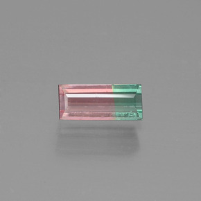0.50カラットの天然バイカラートルマリン（6.8×2.9 mm・バゲット）