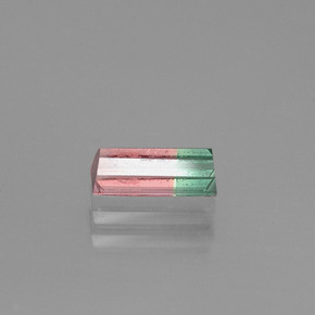 0.50カラットの天然バイカラートルマリン（6.8×2.9 mm・バゲット）