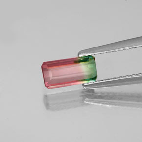 0.65カラットの天然ウォーターメロントルマリン（7.3×3.6 mm・エメラルドカット）