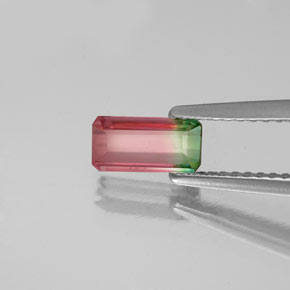 0.65カラットの天然ウォーターメロントルマリン（7.3×3.6 mm・エメラルドカット）