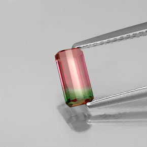0.65カラットの天然ウォーターメロントルマリン（7.3×3.6 mm・エメラルドカット）