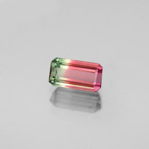 0.68カラットの天然ウォーターメロントルマリン（6.8×3.7 mm・エメラルドカット）
