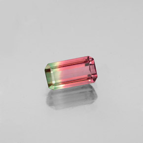0.68カラットの天然ウォーターメロントルマリン（6.8×3.7 mm・エメラルドカット）