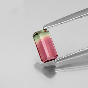 0.68カラットの天然ウォーターメロントルマリン（6.8×3.7 mm・エメラルドカット）