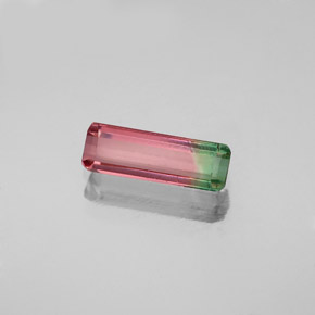 0.64カラットの天然バイカラートルマリン（9.1×3.1 mm・エメラルドカット）
