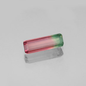 0.64カラットの天然バイカラートルマリン（9.1×3.1 mm・エメラルドカット）