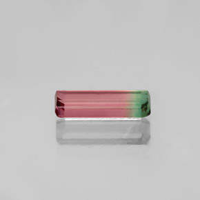 0.64カラットの天然バイカラートルマリン（9.1×3.1 mm・エメラルドカット）