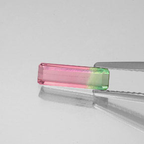 0.74カラットの天然バイカラートルマリン（10.3×3.3 mm・エメラルドカット）