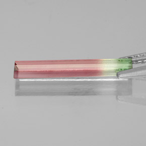 0.93カラットの天然ウォーターメロントルマリン（15.9×3 mm・バゲット）