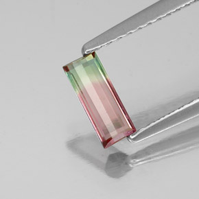 0.39カラットの天然ウォーターメロントルマリン（7.1×2.9 mm・バゲット）