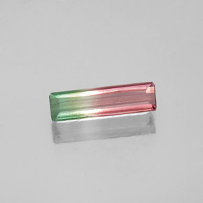 0.53カラットの天然ウォーターメロントルマリン（9.7×2.7 mm・エメラルドカット）