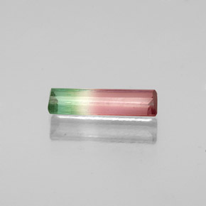 0.53カラットの天然ウォーターメロントルマリン（9.7×2.7 mm・エメラルドカット）