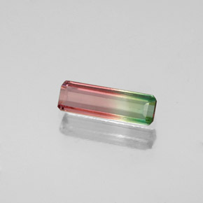 0.52カラットの天然ウォーターメロントルマリン（8.8×2.8 mm・エメラルドカット）