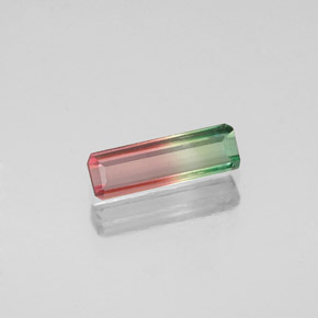 0.52カラットの天然ウォーターメロントルマリン（8.8×2.8 mm・エメラルドカット）