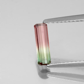0.52カラットの天然ウォーターメロントルマリン（8.8×2.8 mm・エメラルドカット）