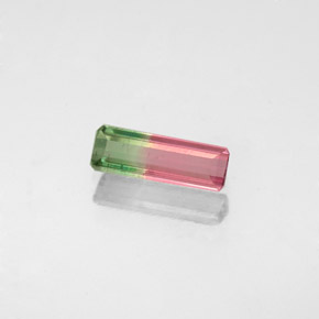 0.49カラットの天然バイカラートルマリン（8.3×2.8 mm・エメラルドカット）